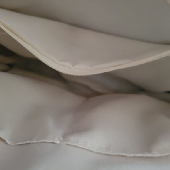 Rampage Beige Quilted Crossbody Bag With Gold Chain Strap Chevron Pattern & Zipp - Picture 5 of 8